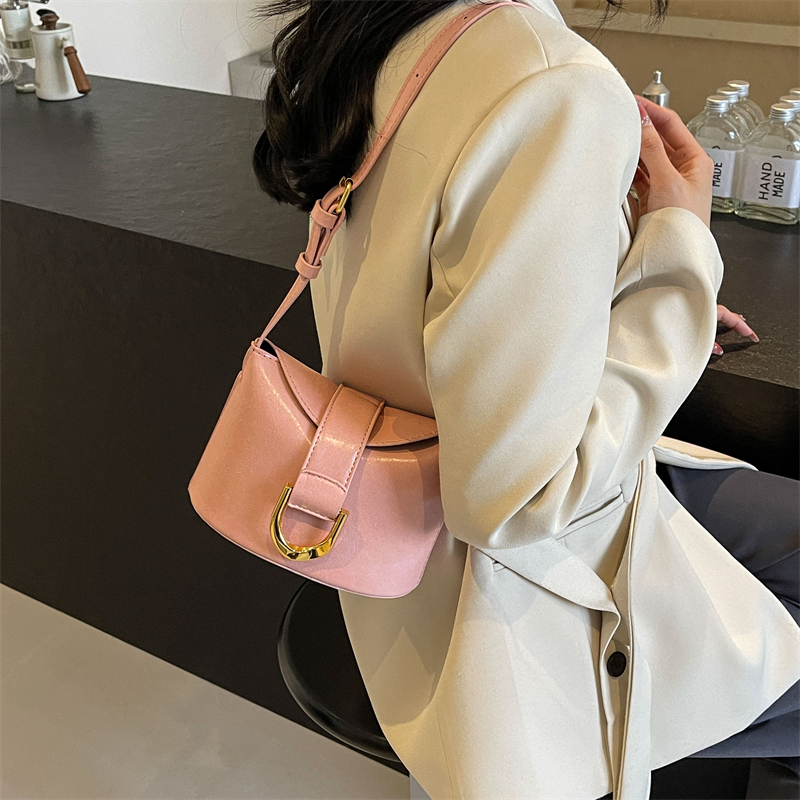 Femmes Faux Cuir Couleur Unie Style Classique Fil À Coudre Boucle Magnétique Sac Bandoulière display picture 10