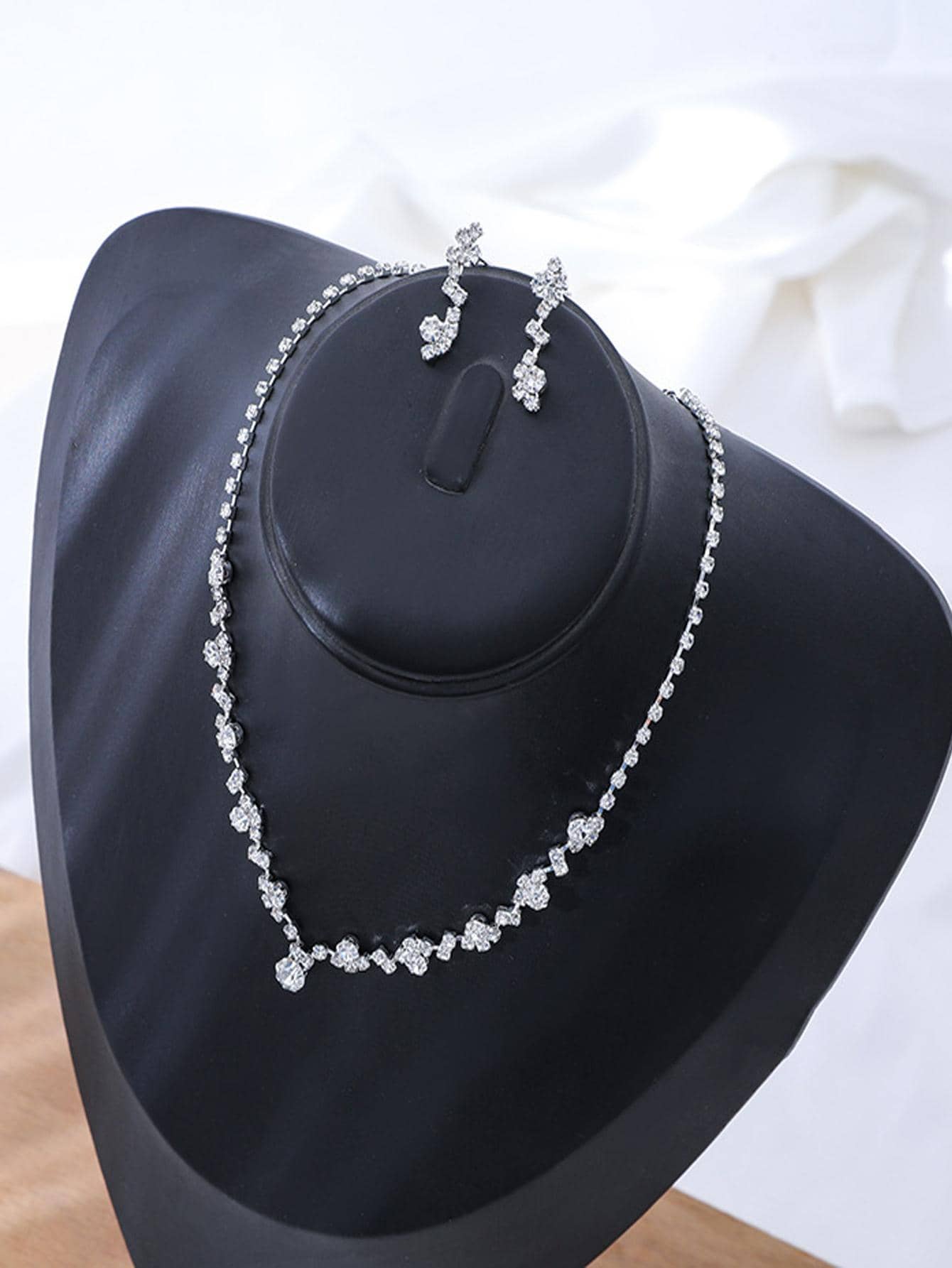 Copper Silver Plated Elegant Simple Style Plating Inlay Solid Color Artificial Rhinestones Earrings Necklace display picture 4