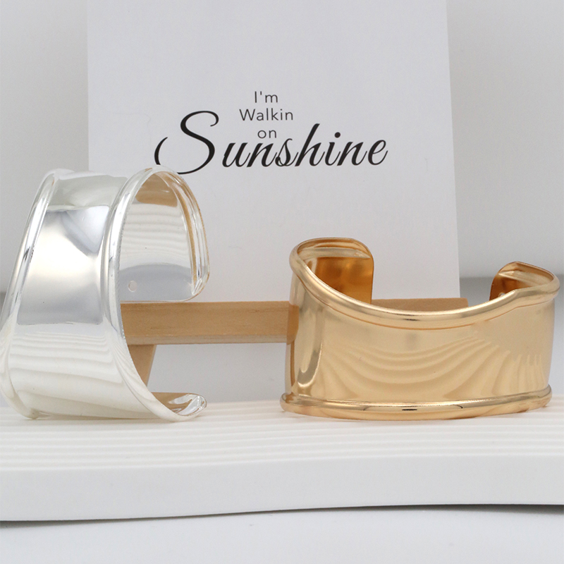Simple Style Solid Color Alloy Iron Plating 18K Gold Plated Silver Plated Women's Bangle display picture 7