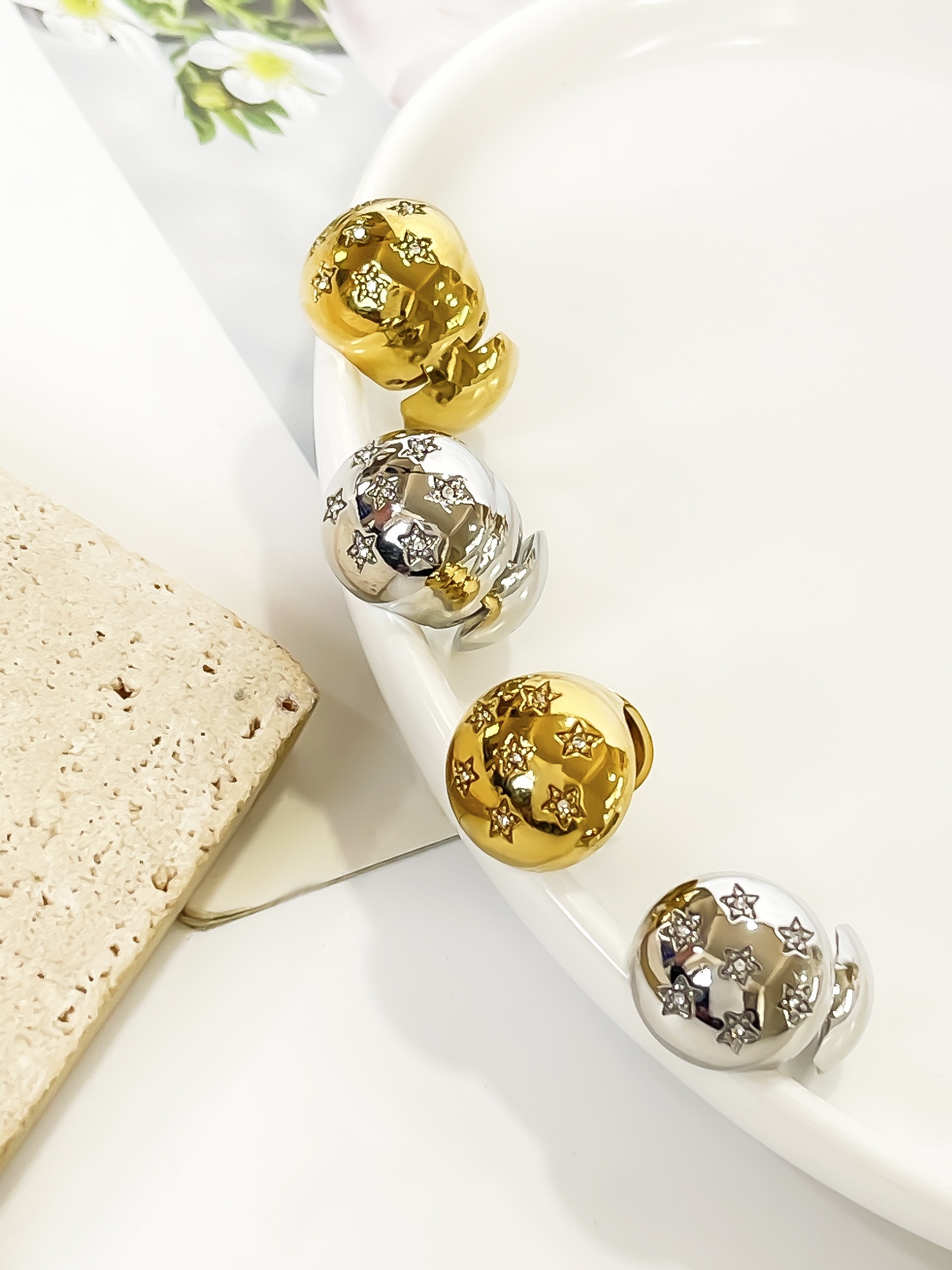 1 Par Elegante Estilo Moderno Dulce Estrella Embutido Acero Inoxidable Diamantes De Imitación Chapados en oro de 18k Aretes display picture 1