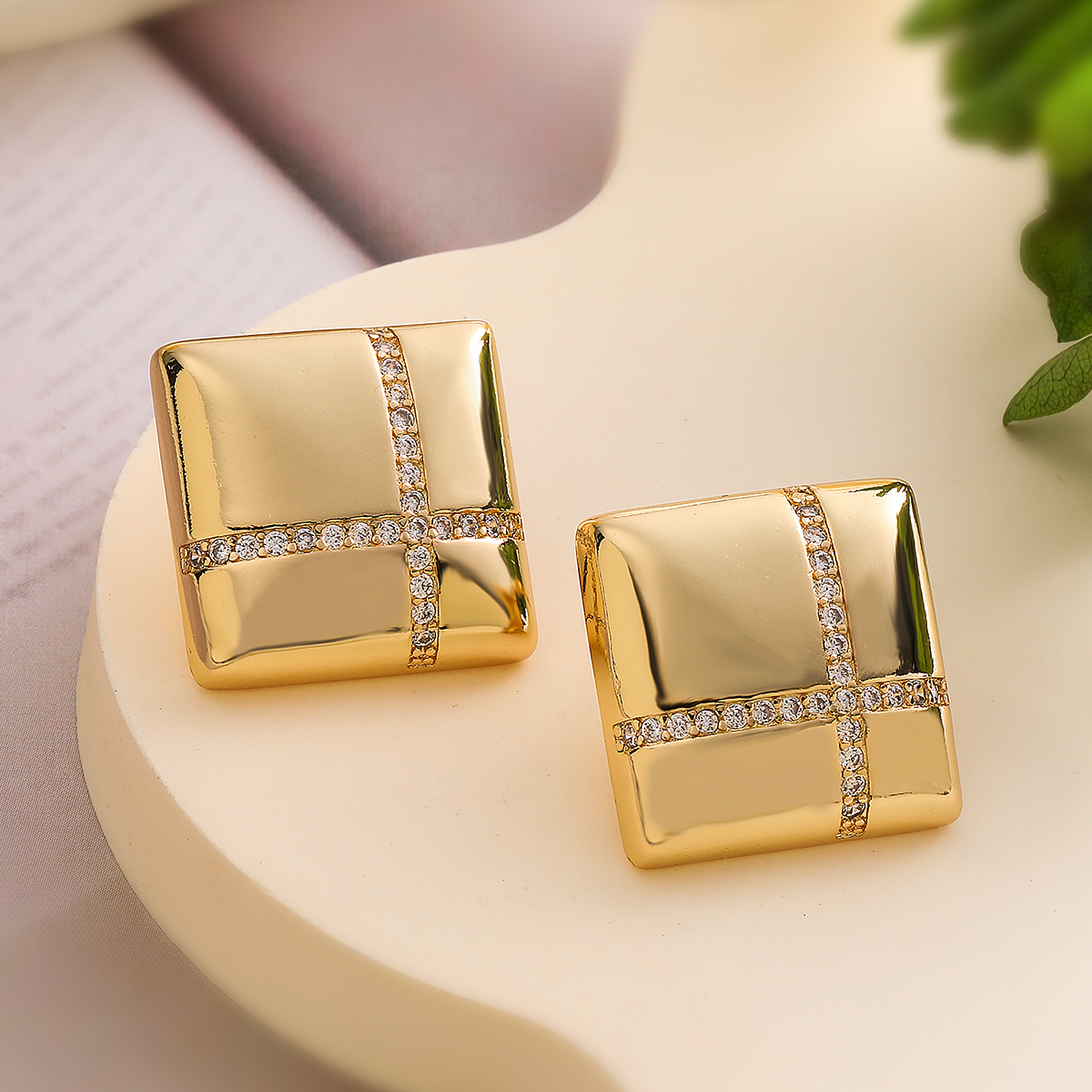 1 Pair Retro Simple Style Commute Geometric Inlay Copper Zircon 18K Gold Plated Ear Studs display picture 5