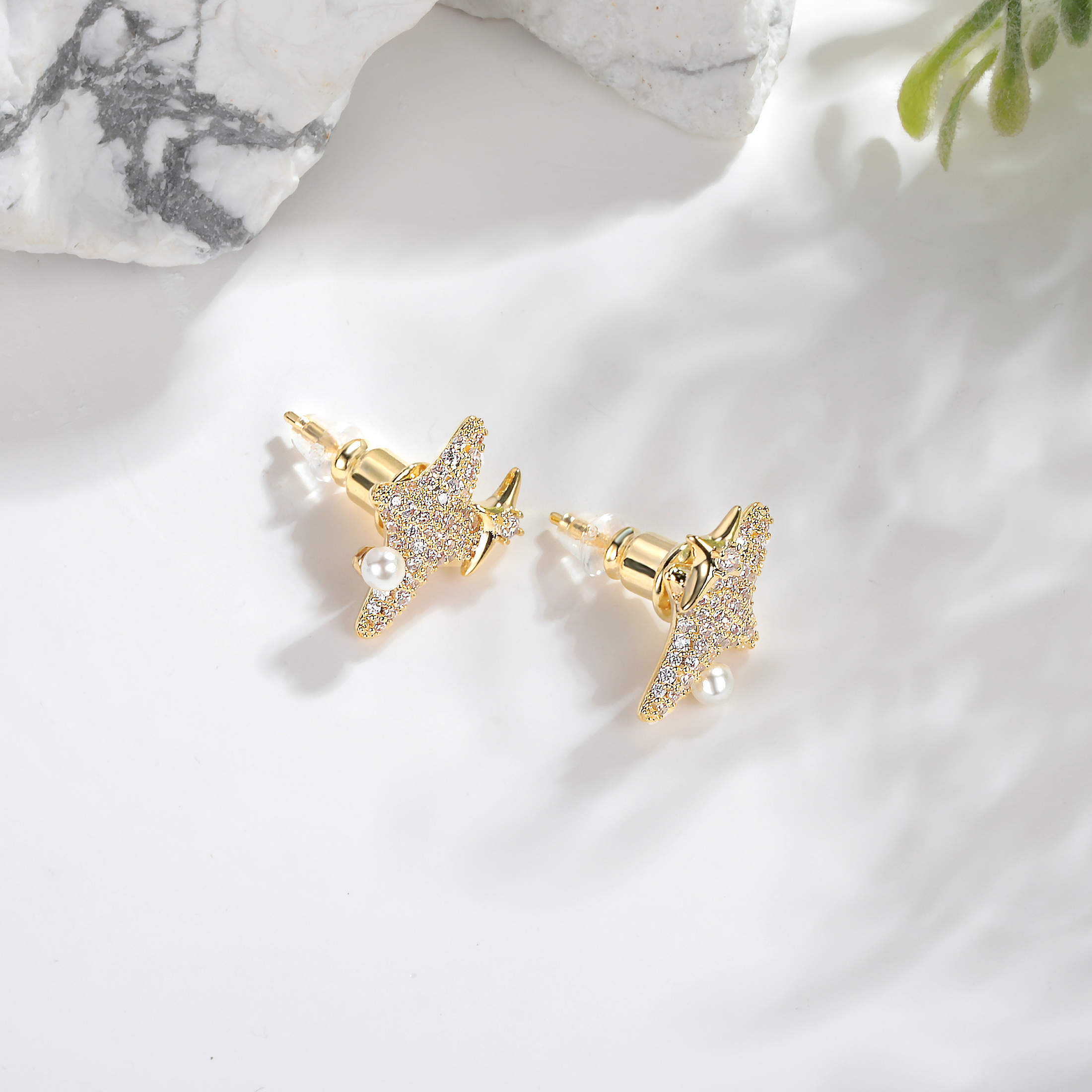 1 Pair Simple Style Star Inlay Copper Artificial Pearls Zircon 18K Gold Plated Ear Studs display picture 2