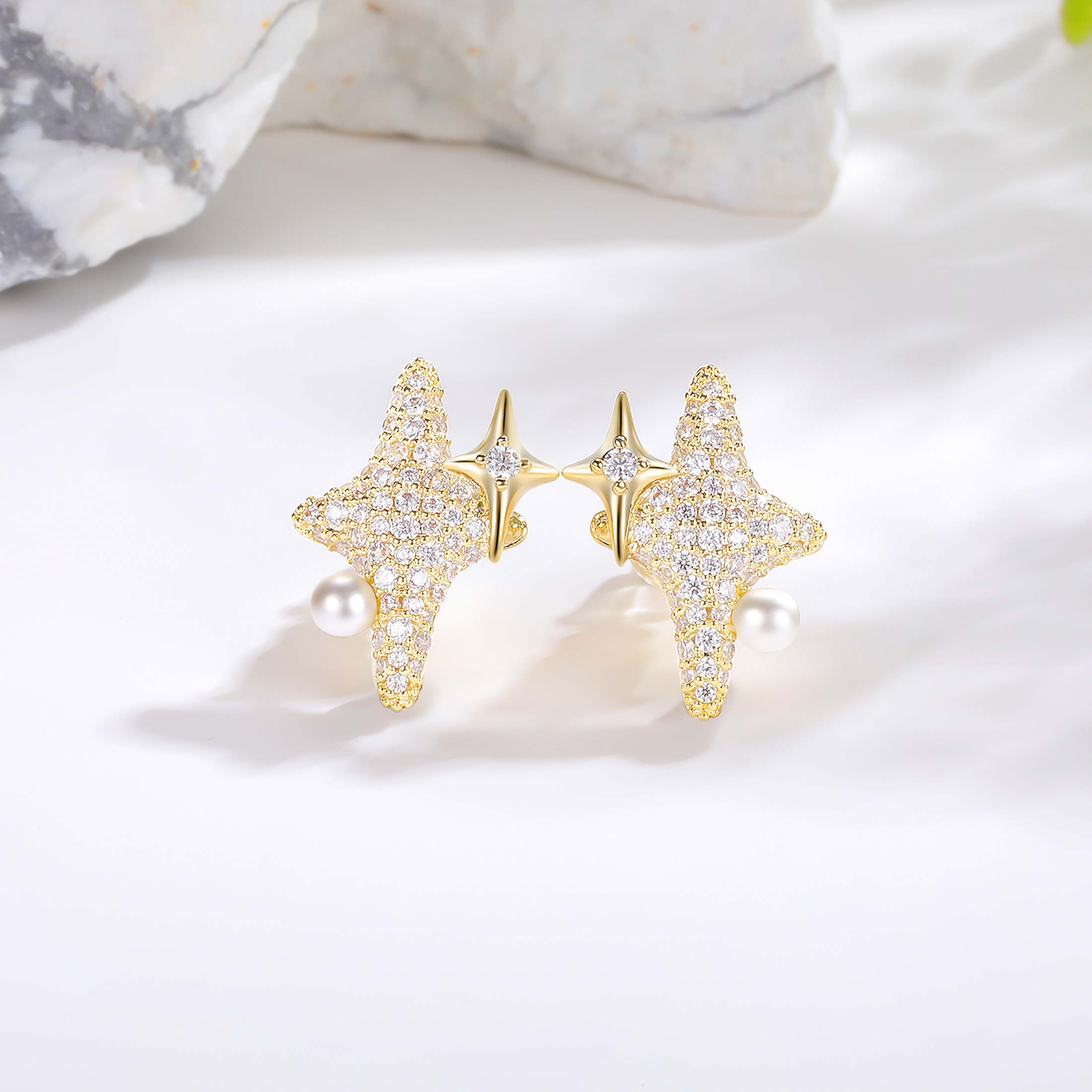 1 Pair Simple Style Star Inlay Copper Artificial Pearls Zircon 18K Gold Plated Ear Studs display picture 3