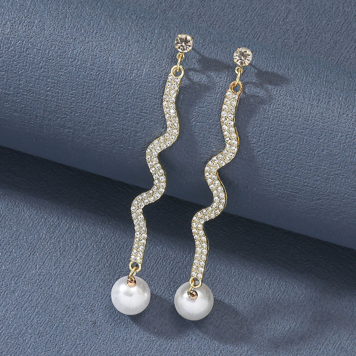 1 Pair Elegant Lady Geometric Inlay Alloy Rhinestones Gold Plated Drop Earrings display picture 3