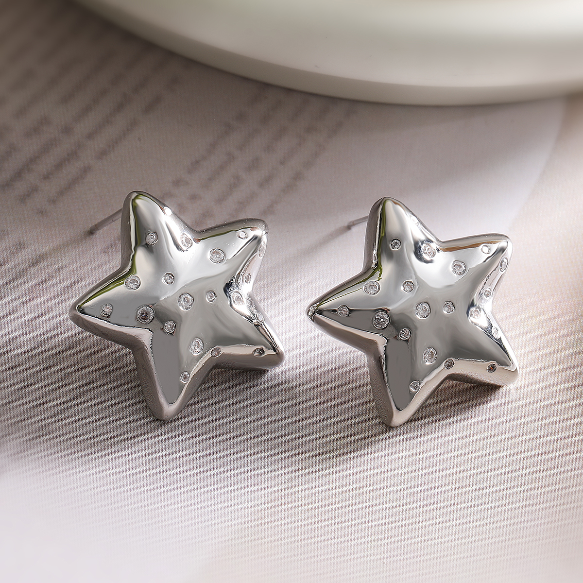 1 Pair Retro Simple Style Commute Pentagram Inlay Copper Zircon 18K Gold Plated Ear Studs display picture 4