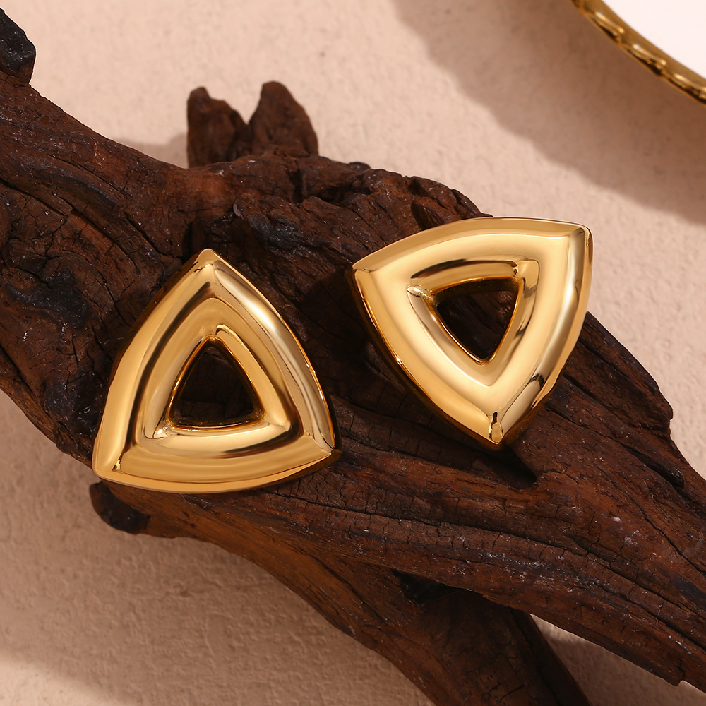 1 Pair Simple Style Classic Style Triangle Hollow Out Stainless Steel 18K Gold Plated Ear Studs display picture 3