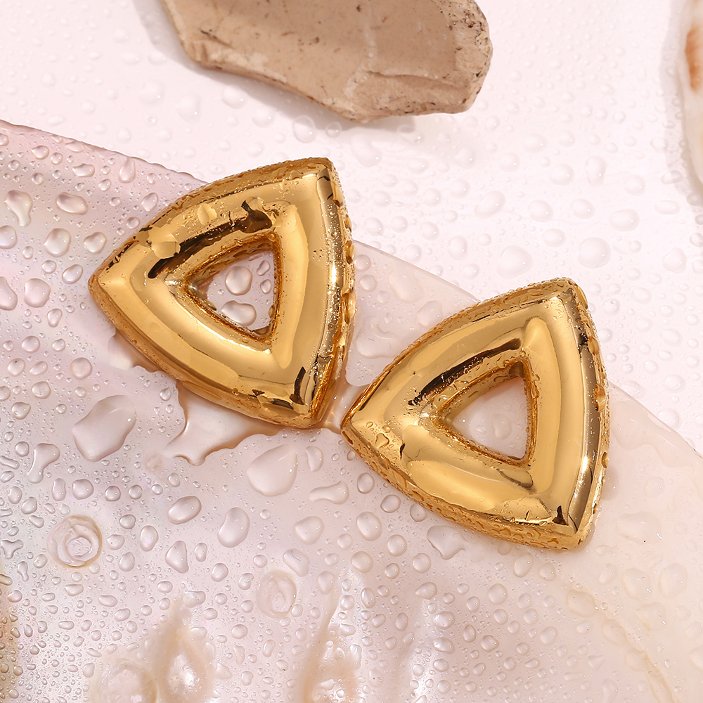 1 Pair Simple Style Classic Style Triangle Hollow Out Stainless Steel 18K Gold Plated Ear Studs display picture 5