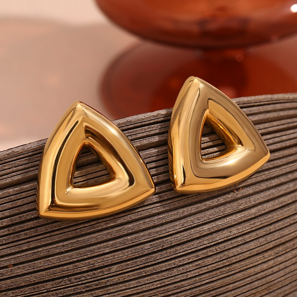 1 Paire Style Simple Style Classique Triangle Évider Acier Inoxydable Plaqué Or 18K Boucles D'Oreilles display picture 11