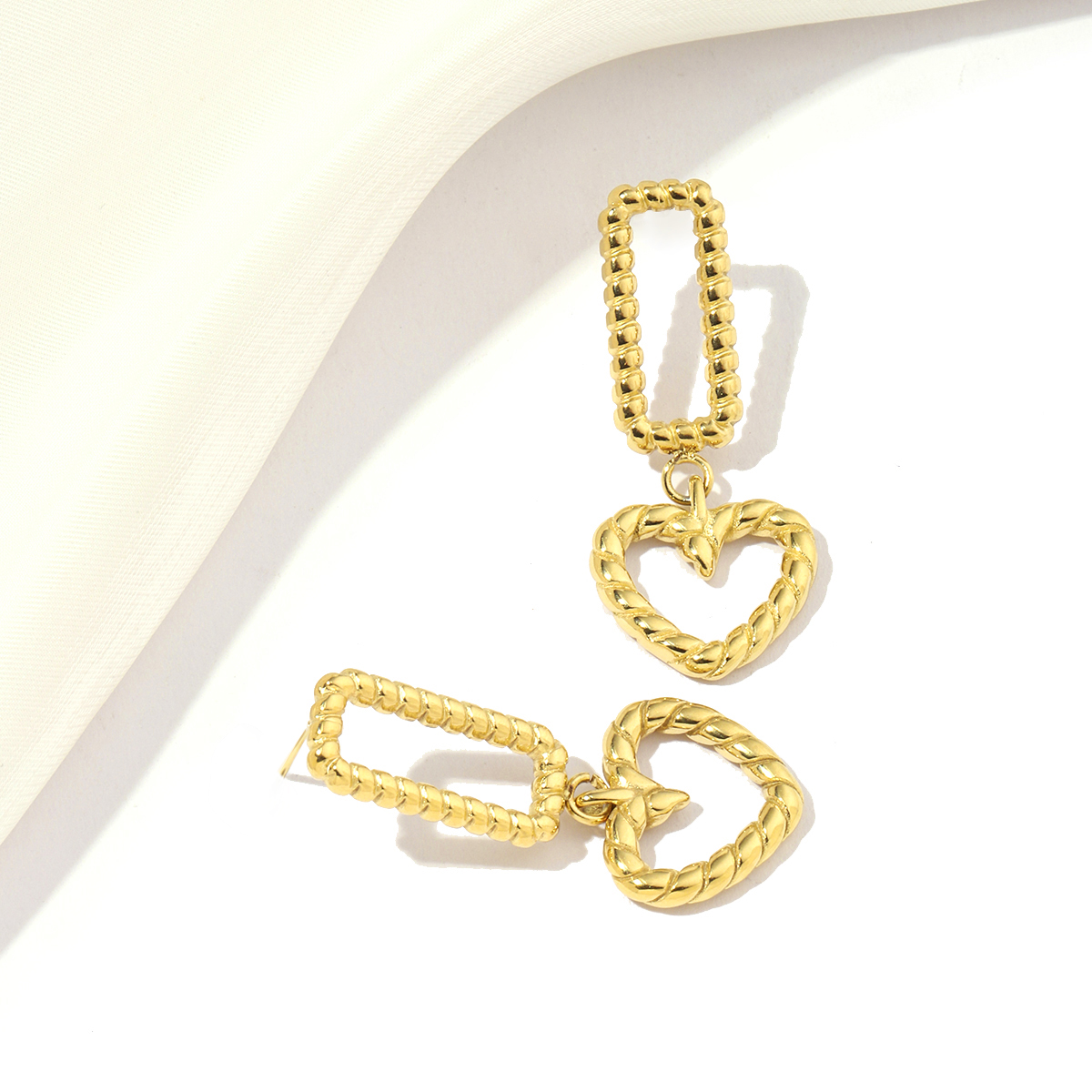 1 Pair Retro Streetwear Heart Shape Titanium Steel 18K Gold Plated Drop Earrings display picture 1