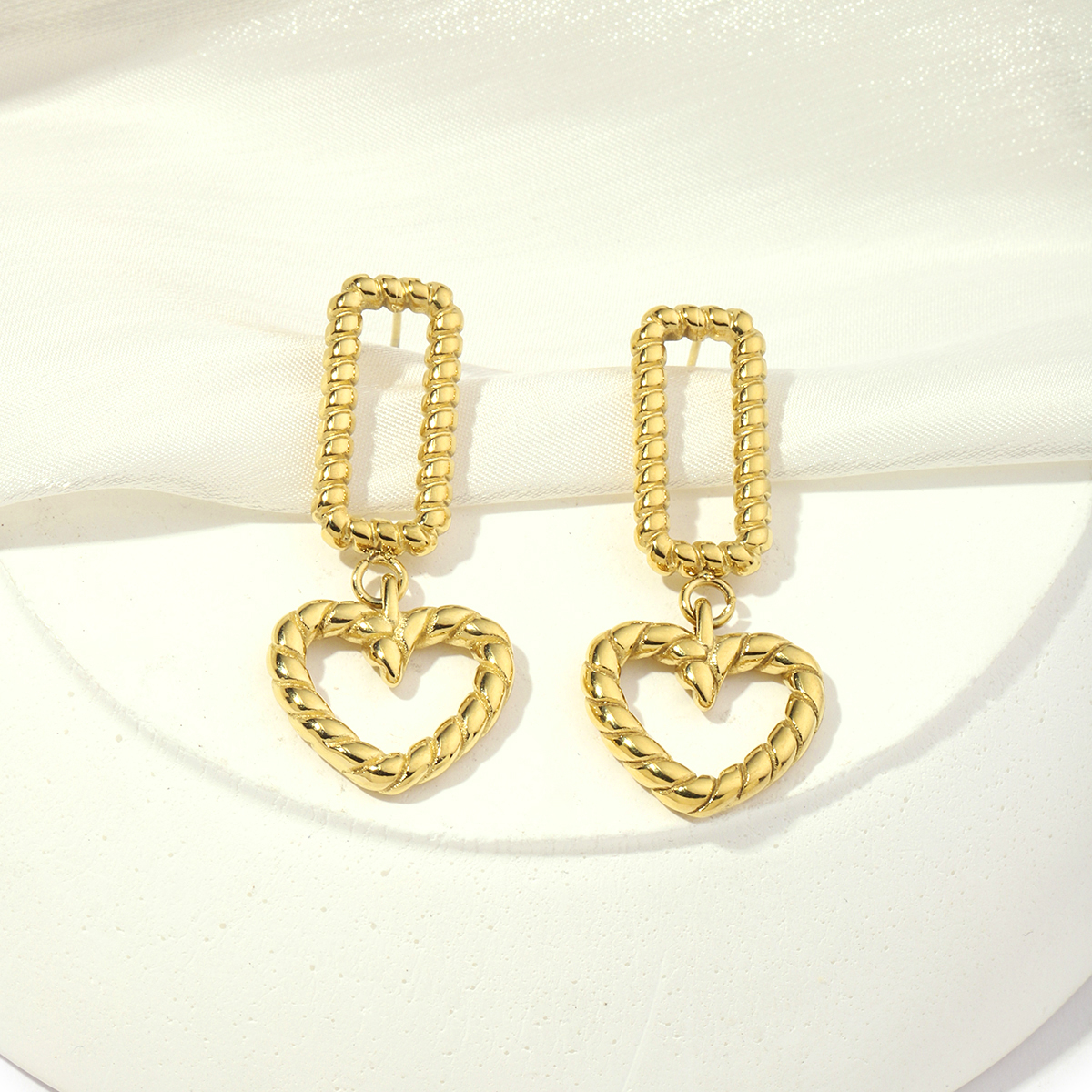 1 Pair Retro Streetwear Heart Shape Titanium Steel 18K Gold Plated Drop Earrings display picture 3