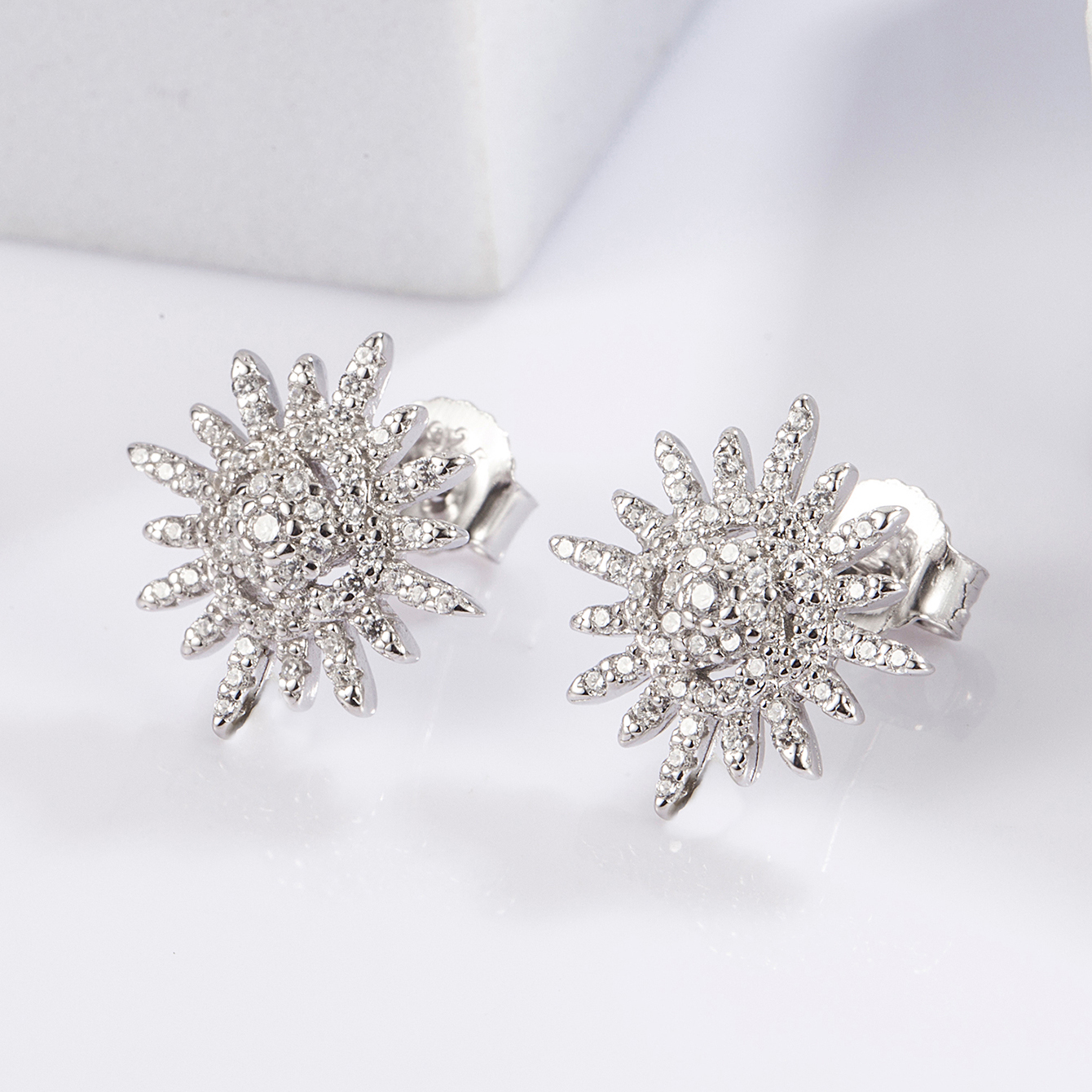 1 Pair Sweet Simple Style Sun Snowflake Plating Inlay Sterling Silver Zircon White Gold Plated Ear Studs display picture 8