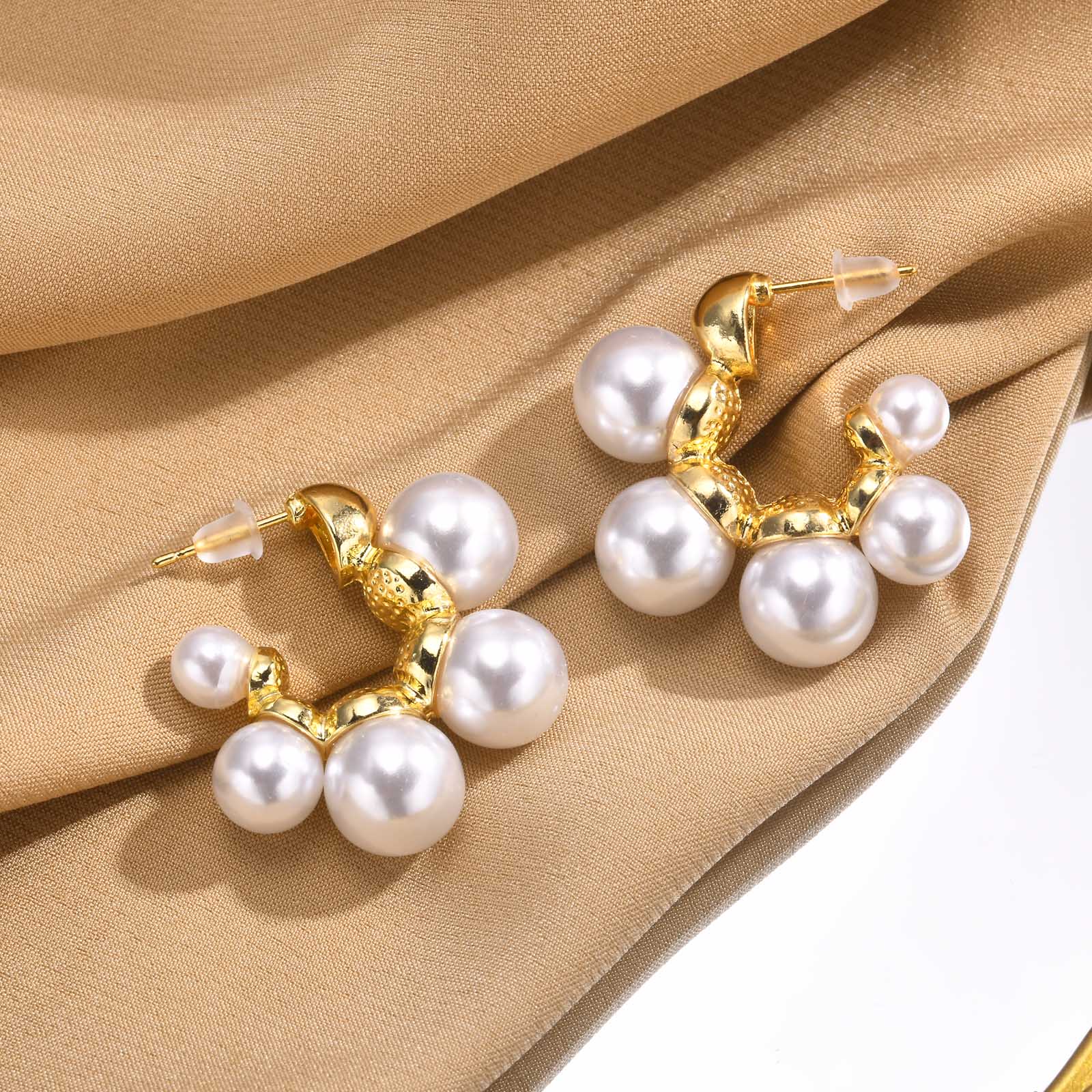 1 Paire Style Simple Style Classique Couleur Unie Placage Incruster Alliage De Zinc Perles Artificielles Plaqué Or 18K Boucles D'Oreilles display picture 4