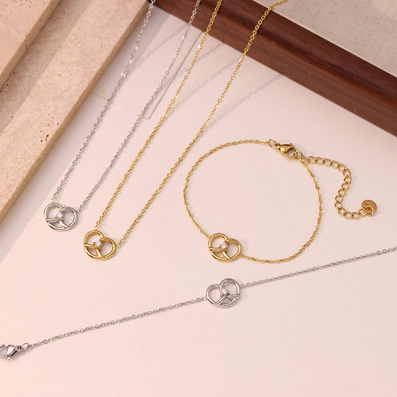 Titanium Steel Sweet Heart Shape Bracelets Necklace display picture 1