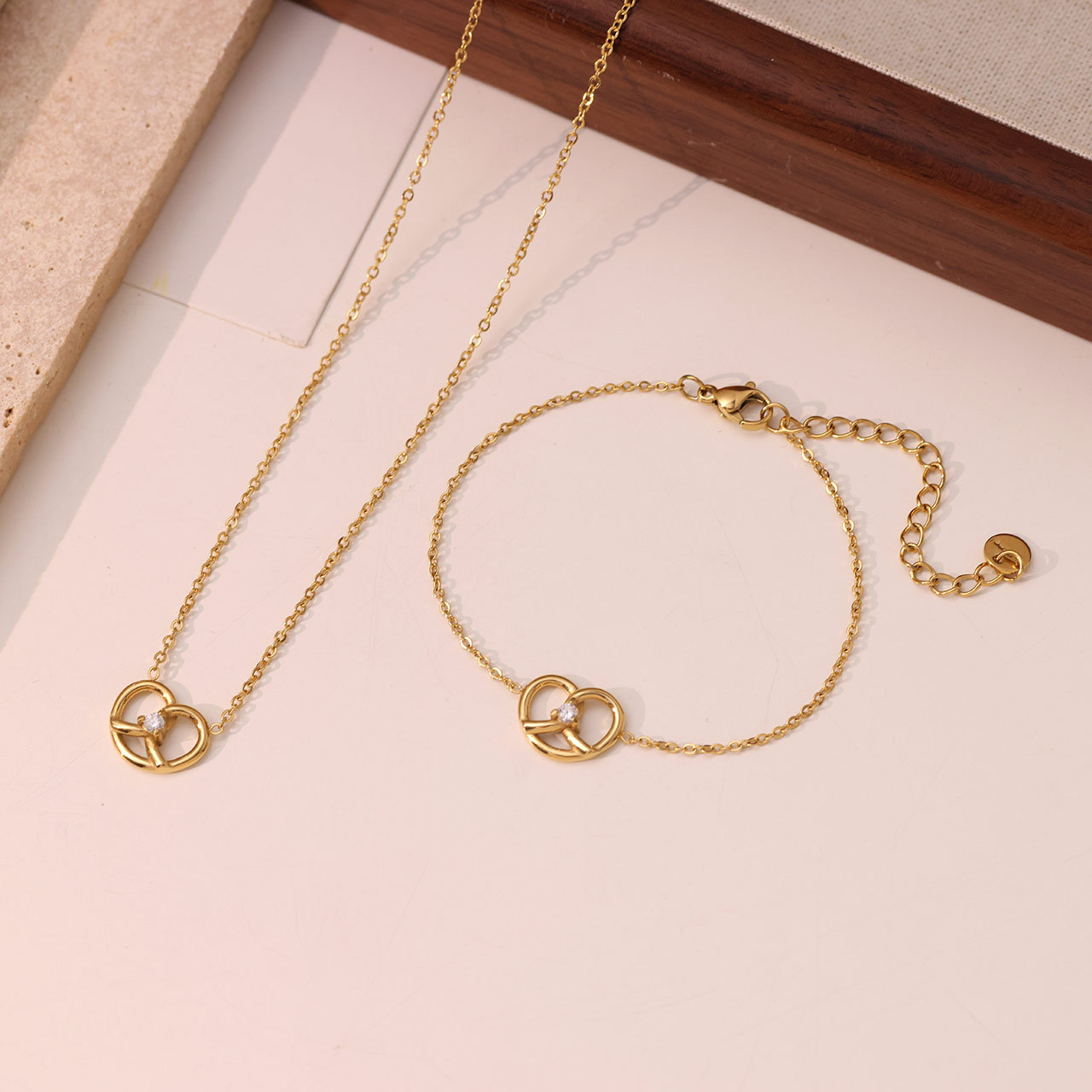 Titanium Steel Sweet Heart Shape Bracelets Necklace display picture 3