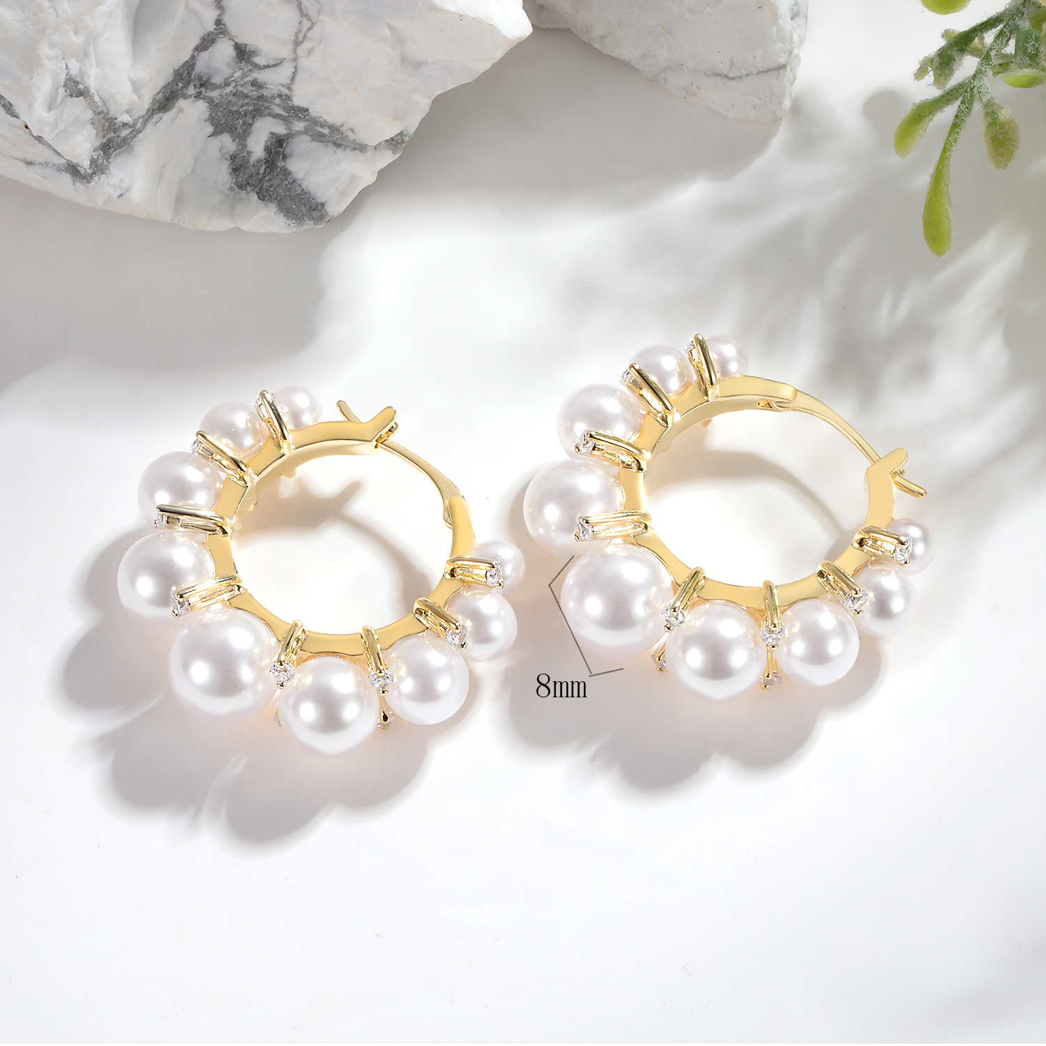 1 Pair Simple Style Round Inlay Copper Artificial Pearls 18K Gold Plated Earrings display picture 1