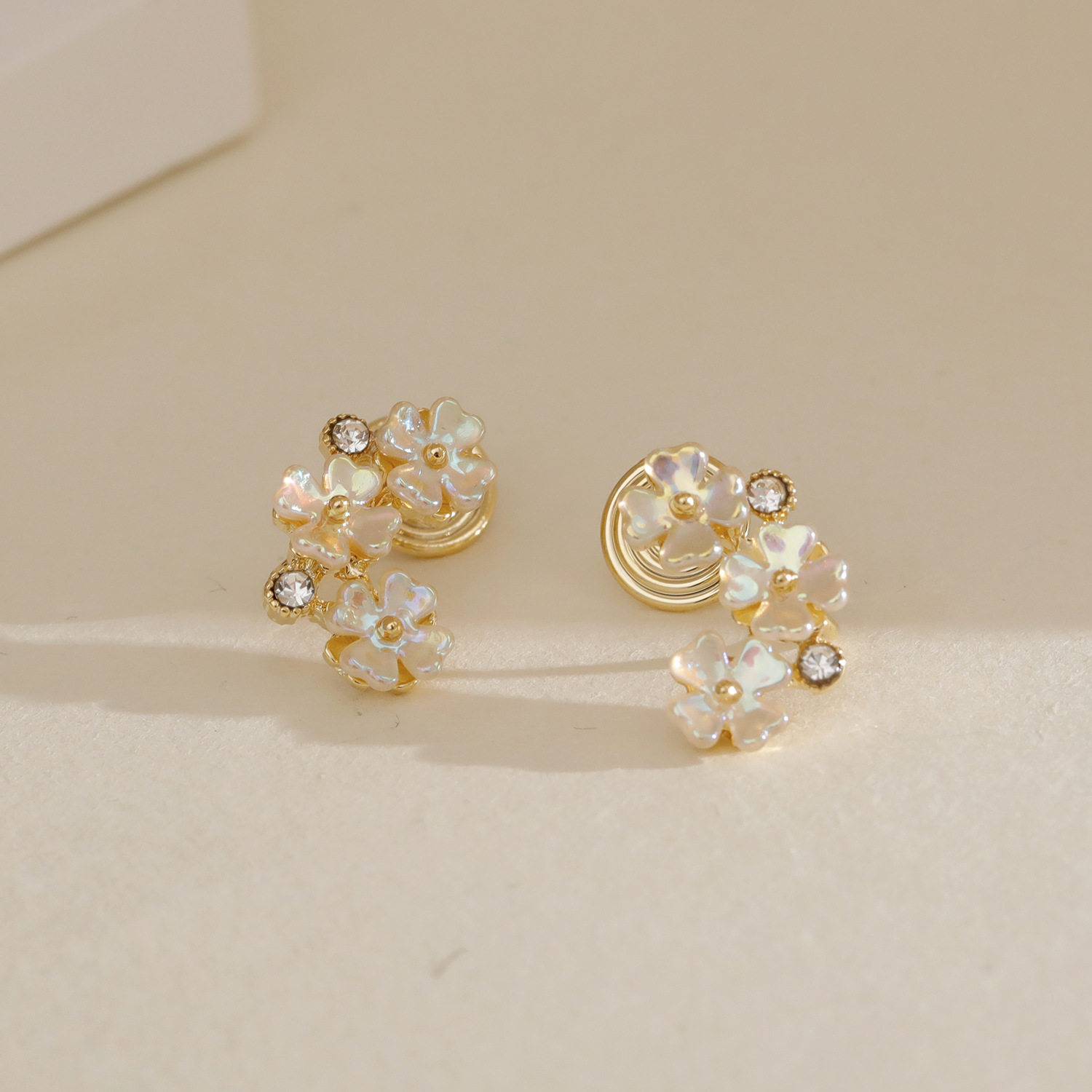 1 Pair Fairy Style Sweet Simple Style Flower Inlay Copper Zircon 18K Gold Plated Ear Cuffs display picture 5