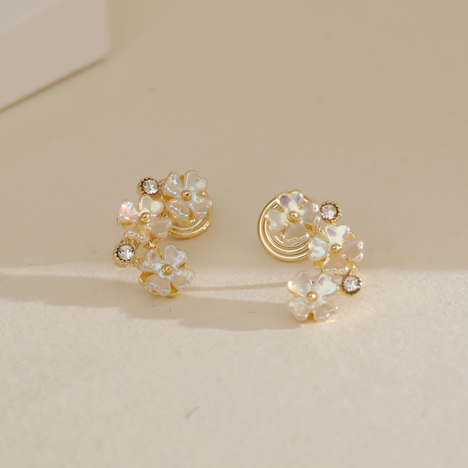 1 Pair Fairy Style Sweet Simple Style Flower Inlay Copper Zircon 18K Gold Plated Ear Cuffs display picture 2