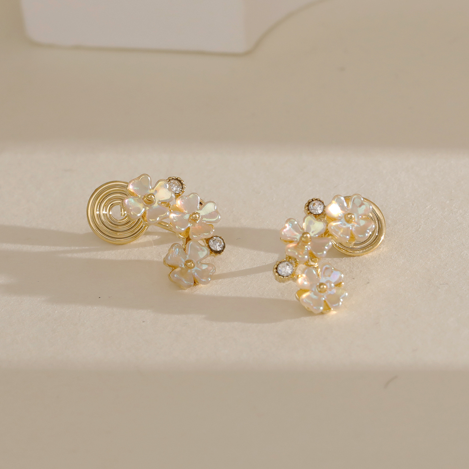 1 Pair Fairy Style Sweet Simple Style Flower Inlay Copper Zircon 18K Gold Plated Ear Cuffs display picture 3