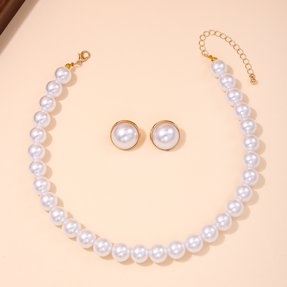 Retro Simple Style Solid Color Plastic Ferroalloy Inlay Pearl Women's Necklace display picture 2