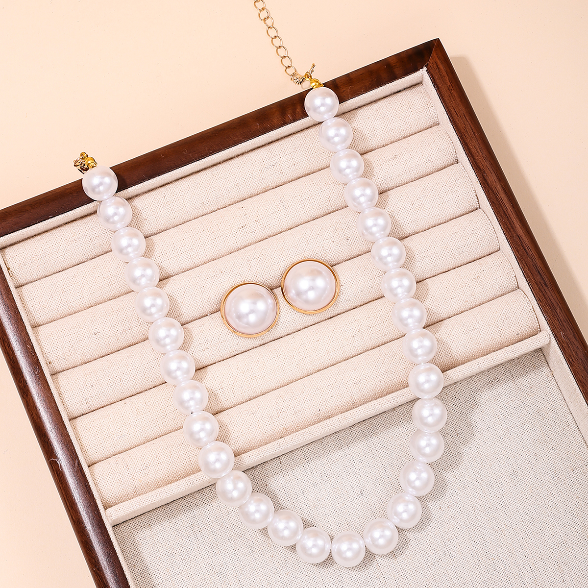 Retro Simple Style Solid Color Plastic Ferroalloy Inlay Pearl Women's Necklace display picture 6