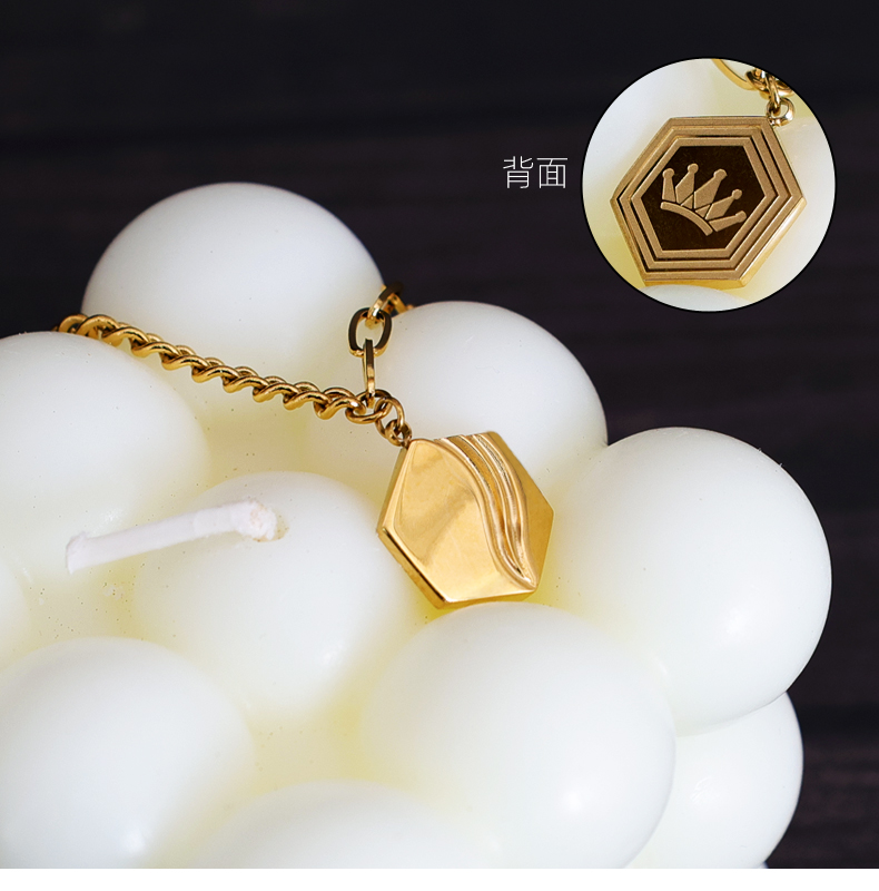 304 Stainless Steel 18K Gold Plated Elegant Vacation Classic Style Asymmetrical Plating Curve Crown Pendant Necklace display picture 4