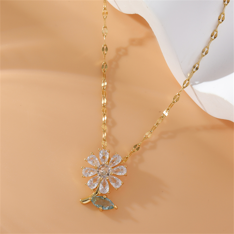 Stainless Steel Copper 18K Gold Plated Simple Style Plating Inlay Flower Zircon Pendant Necklace display picture 1
