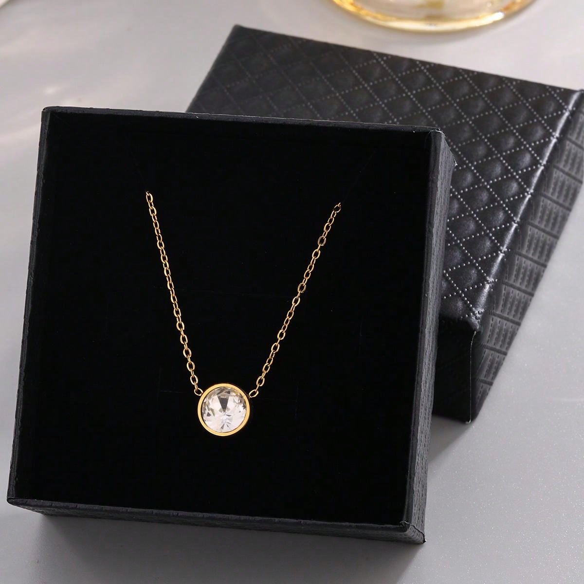 304 Stainless Steel 18K Gold Plated French Style Modern Style Classic Style Plating Inlay Circle Rhinestones Pendant Necklace display picture 8