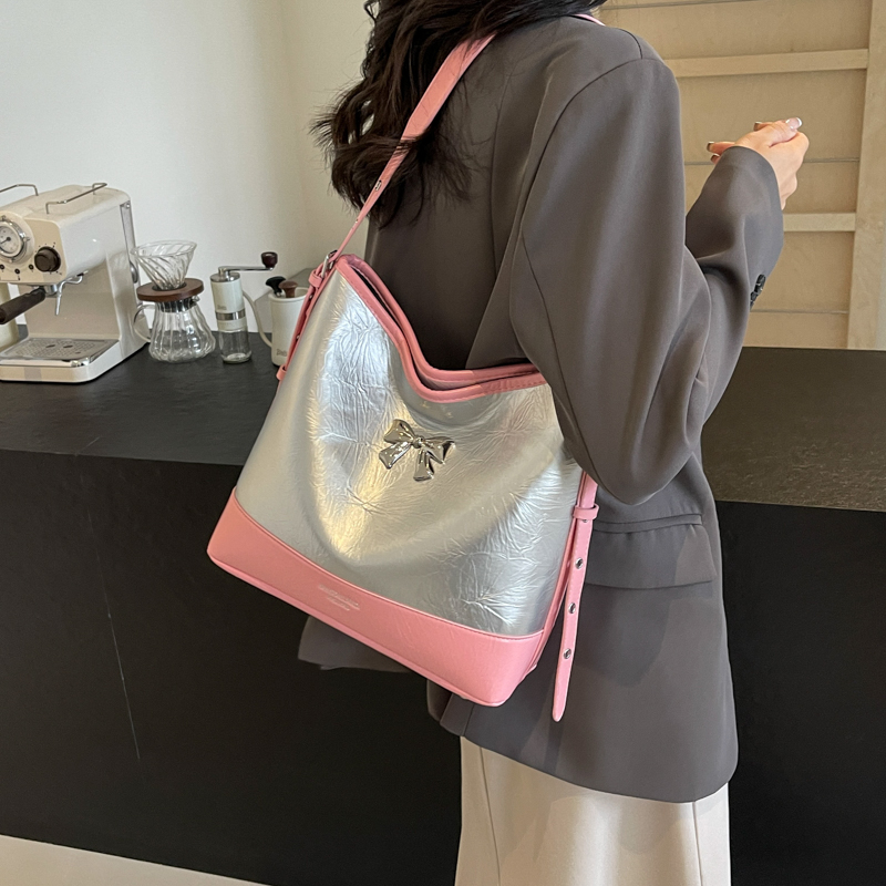 Femmes Moyen Faux Cuir Couleur Unie Noeud D'Arc Style Classique Vêtement De Rue Fermeture Éclair Sac D'Épaule display picture 11