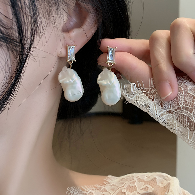 1 Pair Elegant Baroque Style Modern Style Irregular Inlay Arylic Alloy Artificial Pearls Zircon Drop Earrings Ear Cuffs display picture 5