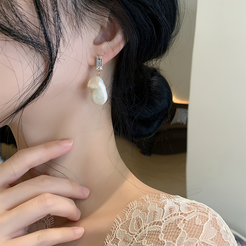 1 Pair Elegant Baroque Style Modern Style Irregular Inlay Arylic Alloy Artificial Pearls Zircon Drop Earrings Ear Cuffs display picture 4