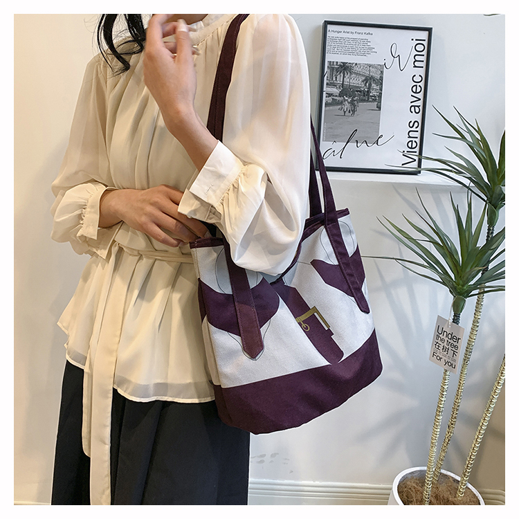 Women's Medium Canvas Color Block Classic Style Zipper Shoulder Bag display picture 9