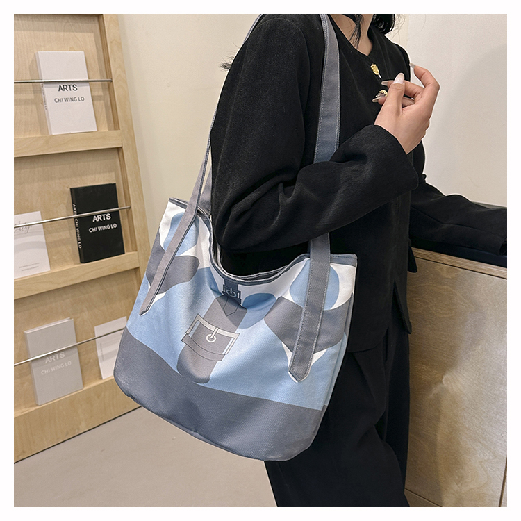 Women's Medium Canvas Color Block Classic Style Zipper Shoulder Bag display picture 6