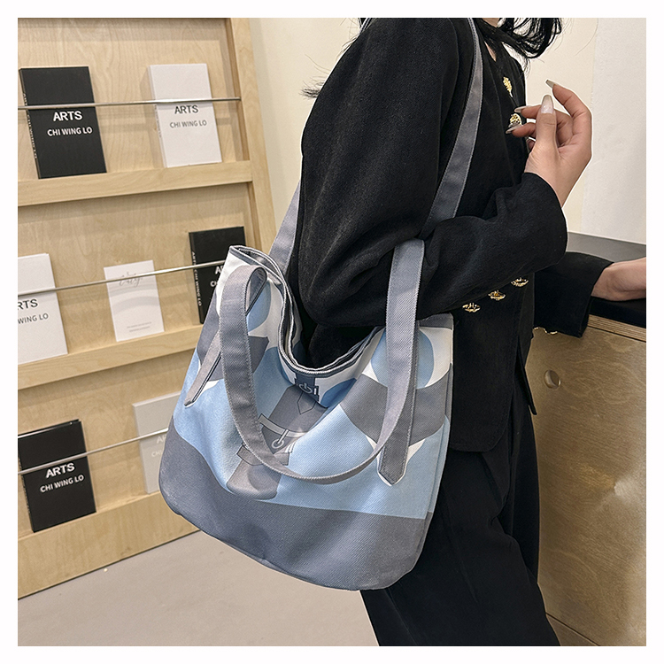 Women's Medium Canvas Color Block Classic Style Zipper Shoulder Bag display picture 8