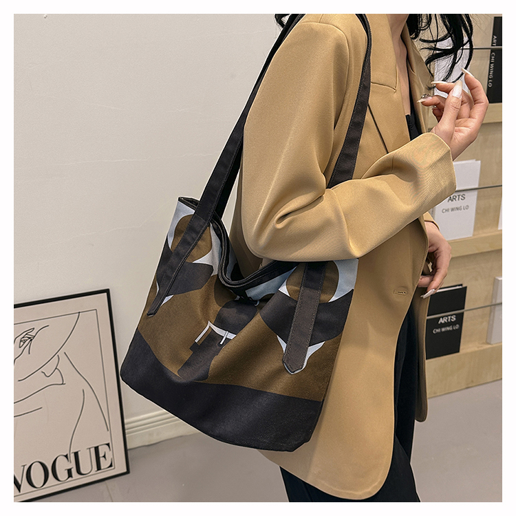 Women's Medium Canvas Color Block Classic Style Zipper Shoulder Bag display picture 10