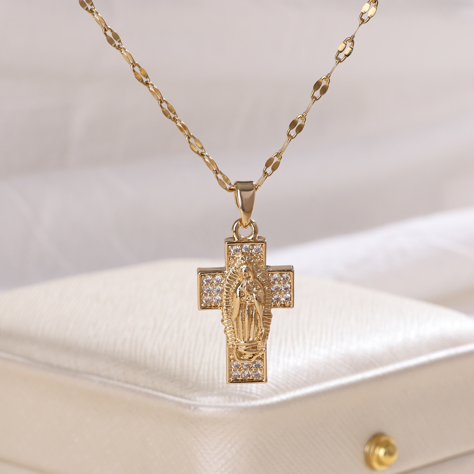 Acero Inoxidable 304 Cobre Chapados en oro de 18k Elegante Glamour Enchapado Embutido Cruzar Circón Collar Colgante display picture 1