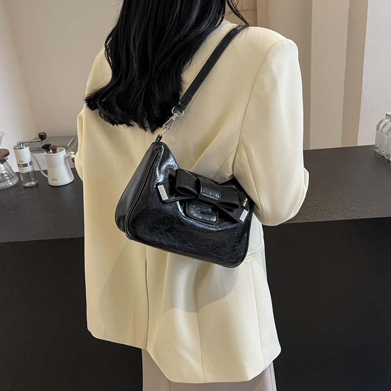 Femmes Moyen Faux Cuir Couleur Unie Style Vintage Vêtement De Rue Noeud Papillon Fermeture Éclair Sac Sous Les Bras display picture 11