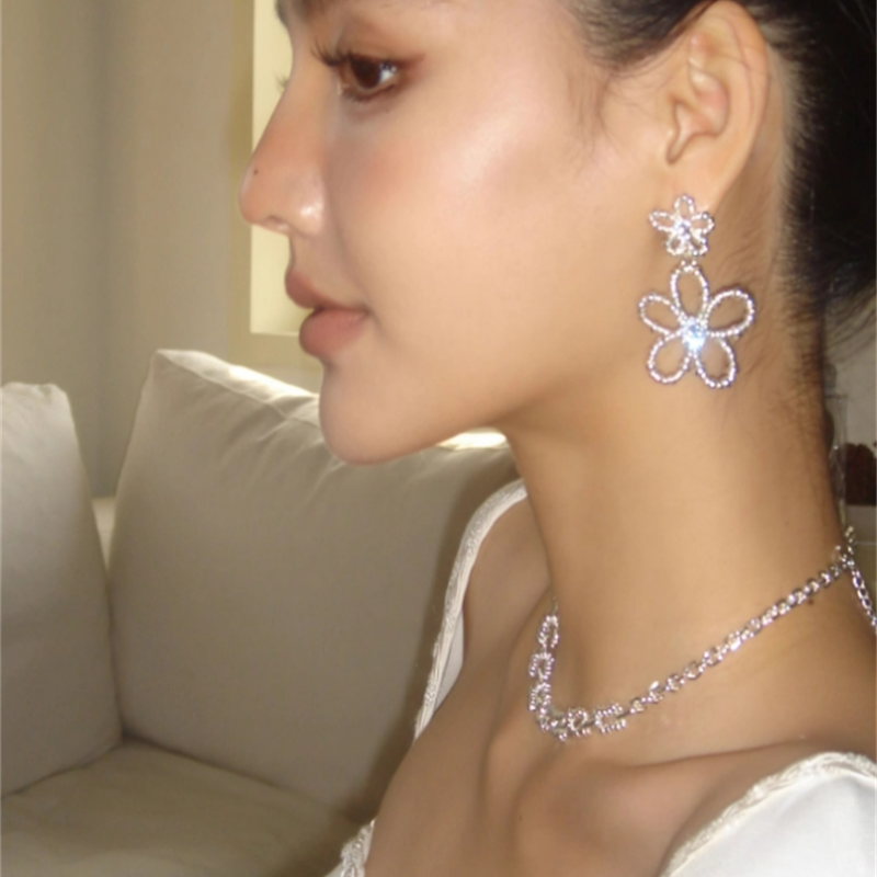 1 Pair Casual Elegant Modern Style Flower Plating Inlay Brass Rhinestones Zircon Drop Earrings display picture 1