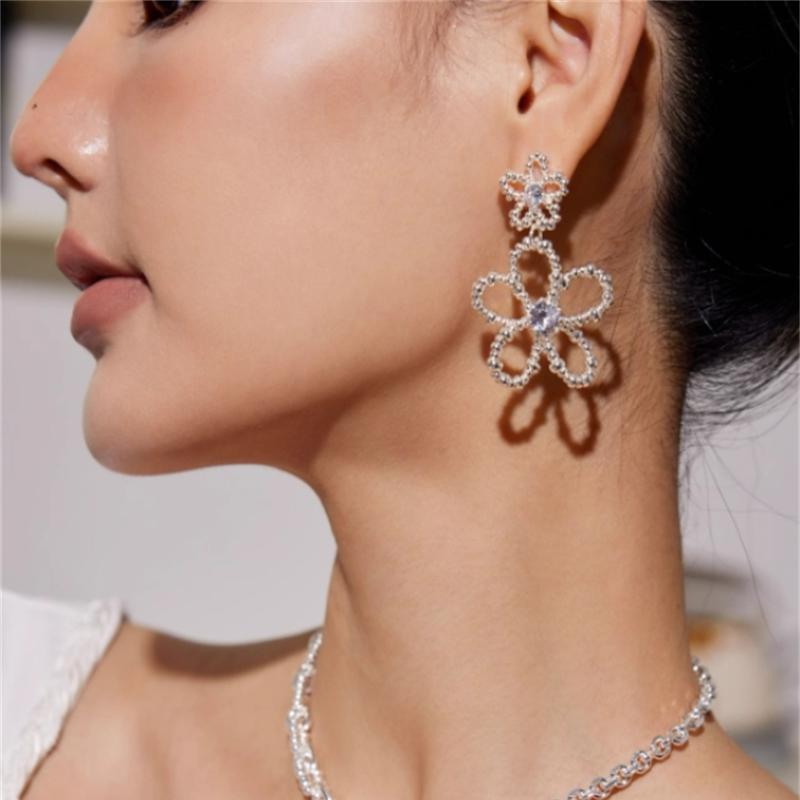1 Pair Casual Elegant Modern Style Flower Plating Inlay Brass Rhinestones Zircon Drop Earrings display picture 7