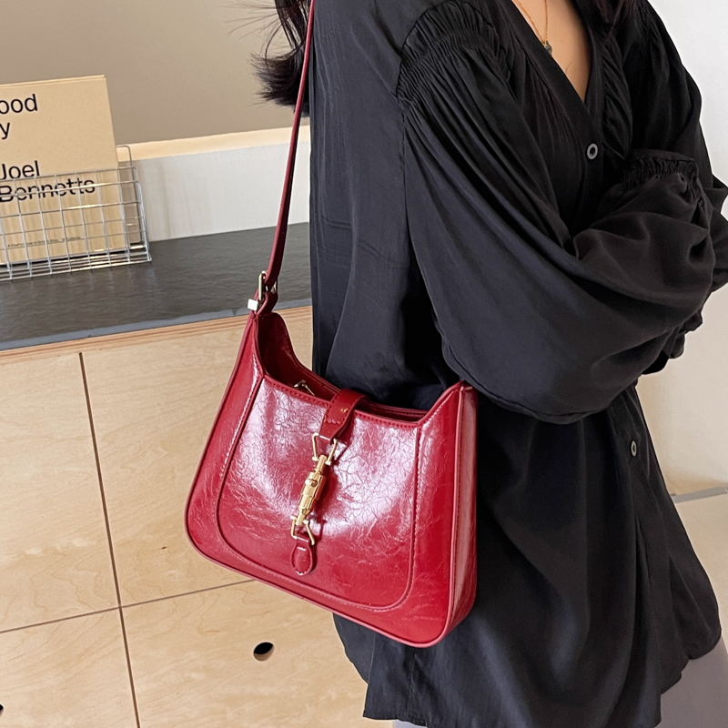 Women's Medium Pu Leather Solid Color Vintage Style Classic Style Zipper Underarm Bag display picture 12