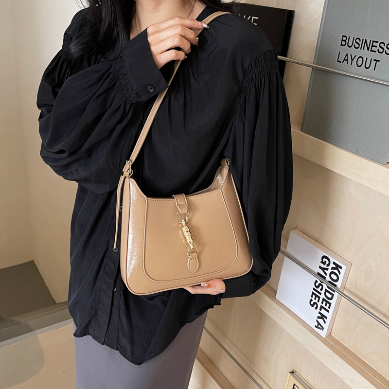 Women's Medium Pu Leather Solid Color Vintage Style Classic Style Zipper Underarm Bag display picture 16