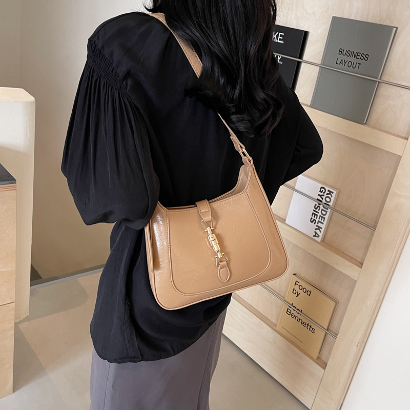 Women's Medium Pu Leather Solid Color Vintage Style Classic Style Zipper Underarm Bag display picture 13