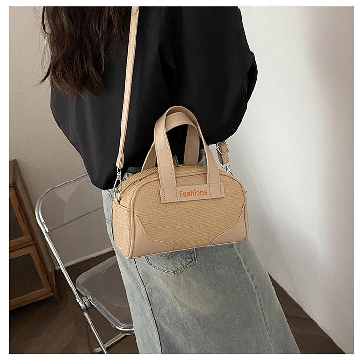 Women's Medium Pu Leather Solid Color Basic Classic Style Zipper Crossbody Bag display picture 10
