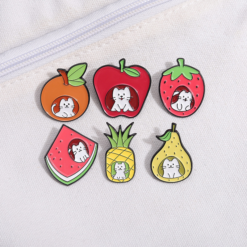 Estilo De Dibujos Animados Lindo Fruta Gato Aleación Estampado Barniz De Estufa Mujeres Broches display picture 5