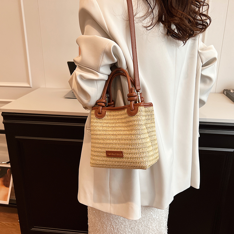 Women's Medium Straw Solid Color Beach Classic Style Weave Square Magnetic Buckle Crossbody Bag display picture 15