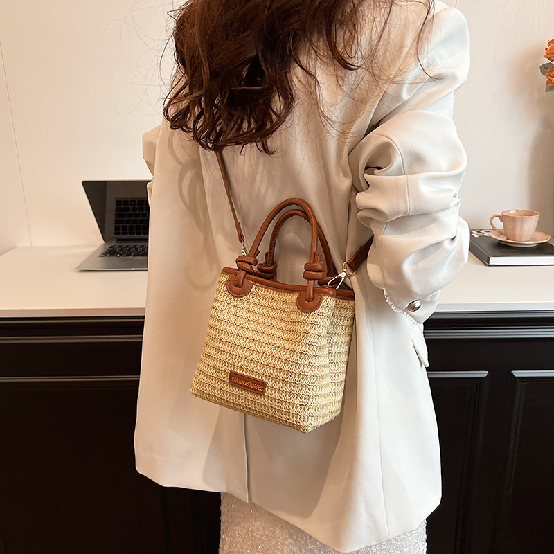 Femmes Moyen Paille Couleur Unie Plage Style Classique Tisser Carré Boucle Magnétique Sac Bandoulière display picture 12