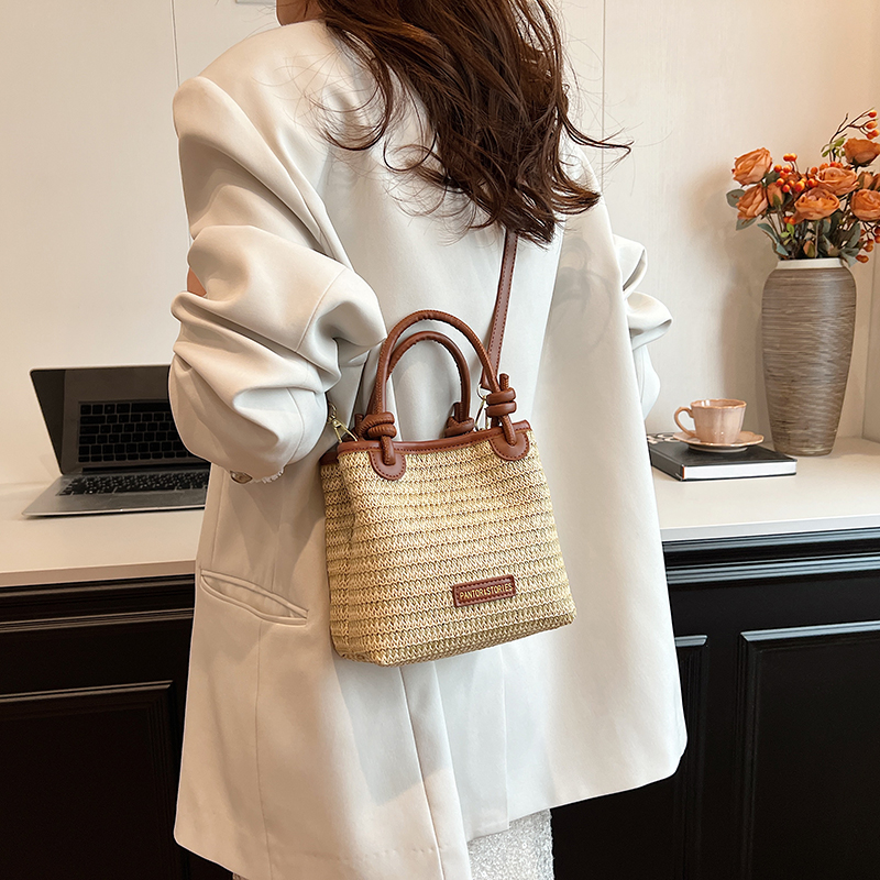 Femmes Moyen Paille Couleur Unie Plage Style Classique Tisser Carré Boucle Magnétique Sac Bandoulière display picture 14