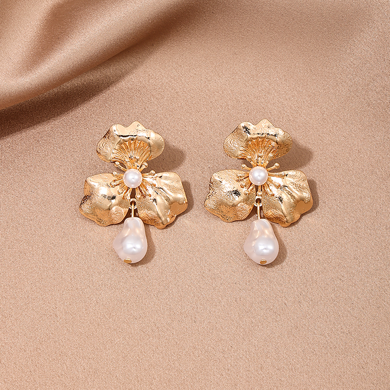 1 Paar Einfacher Stil Klassischer Stil Blütenblatt Inlay Zinklegierung Künstliche Perlen Tropfenohrringe display picture 4