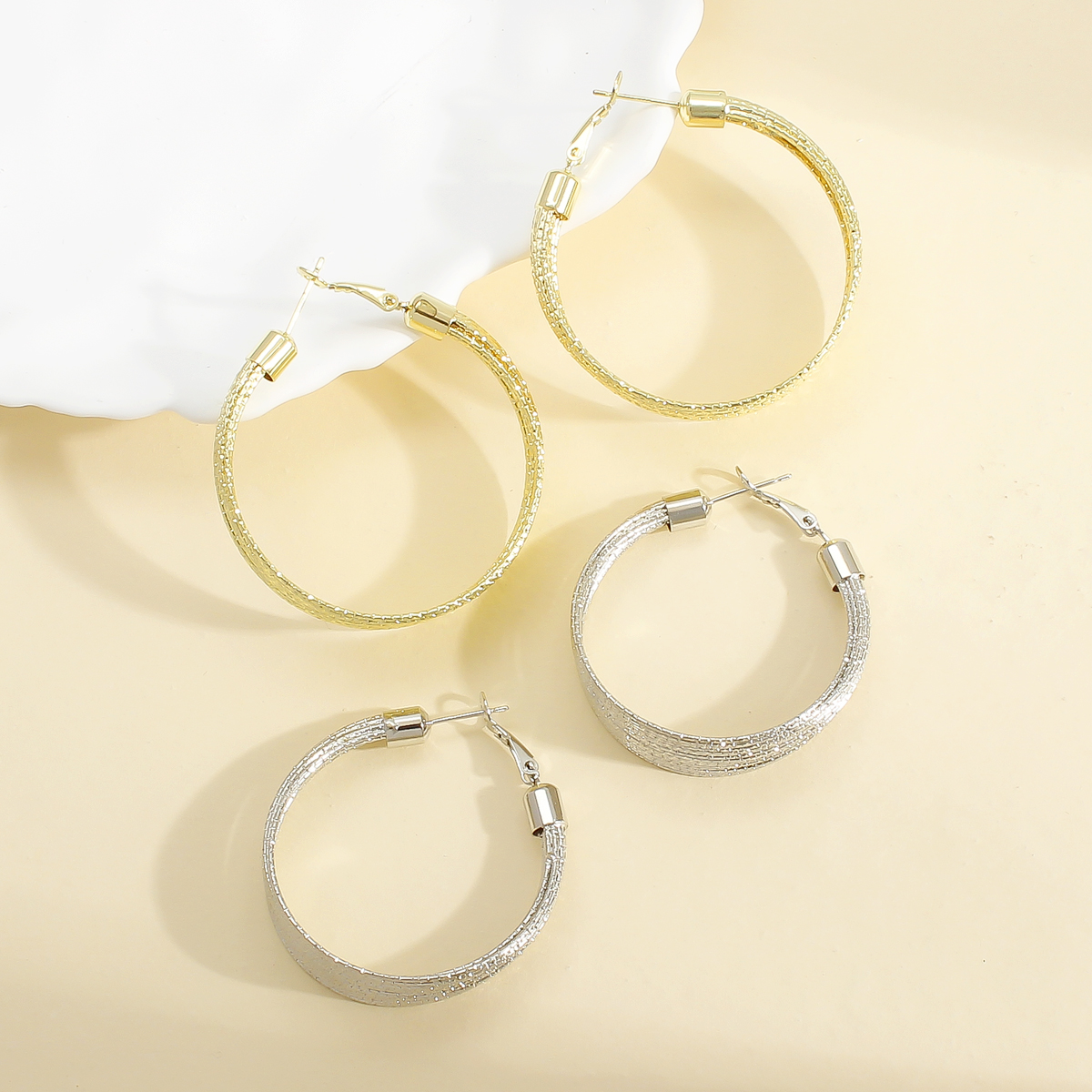 1 Pair Basic Modern Style Solid Color Plating Alloy Copper 18K Gold Plated Silver Plated Hoop Earrings display picture 2