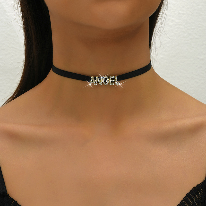 Großhandel Schmuck Einfacher Stil Glänzend Brief Legierung Tuch Strasssteine Inlay Halsband display picture 1