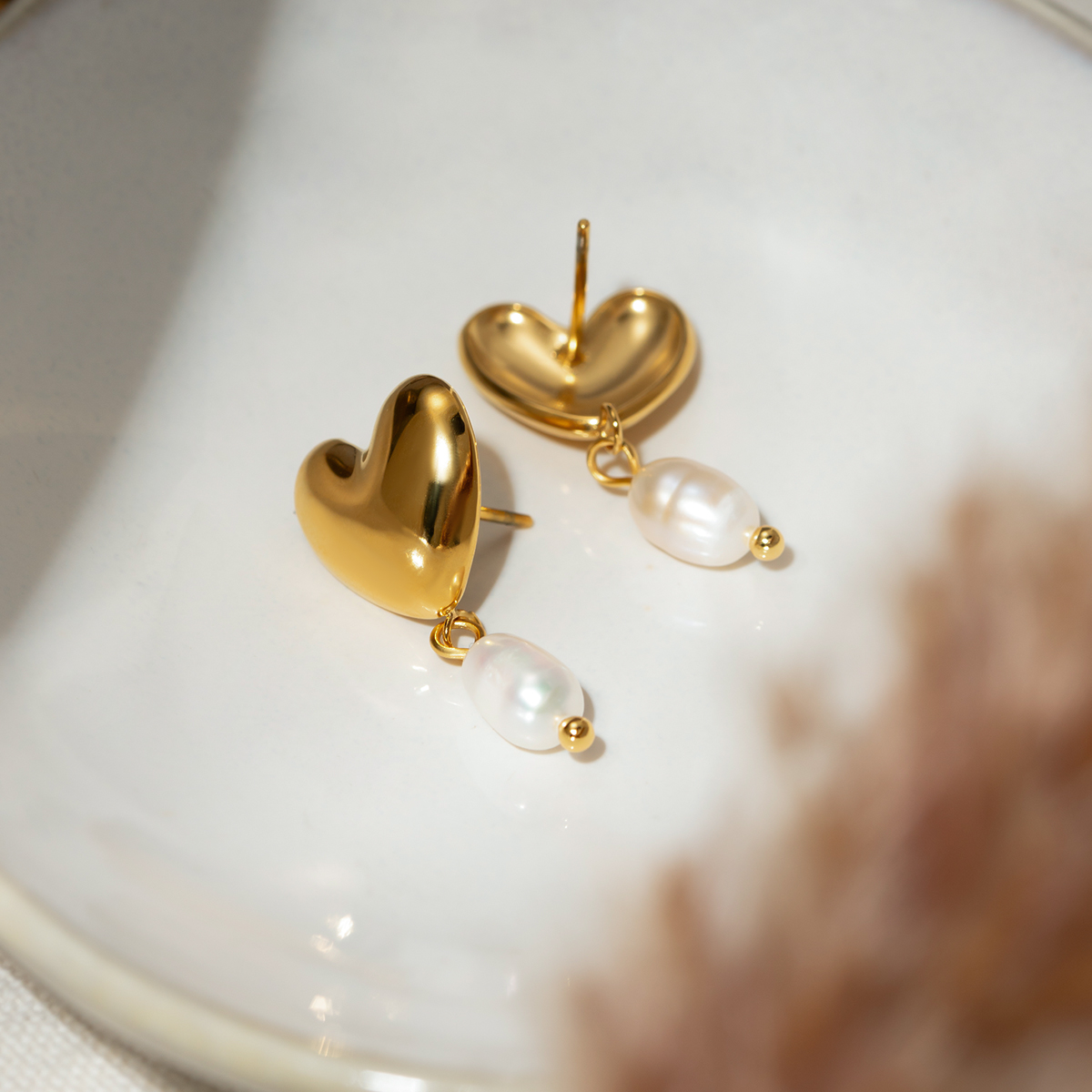 1 Pair IG Style Simple Style Heart Shape Pearl 304 Stainless Steel 18K Gold Plated Drop Earrings display picture 3